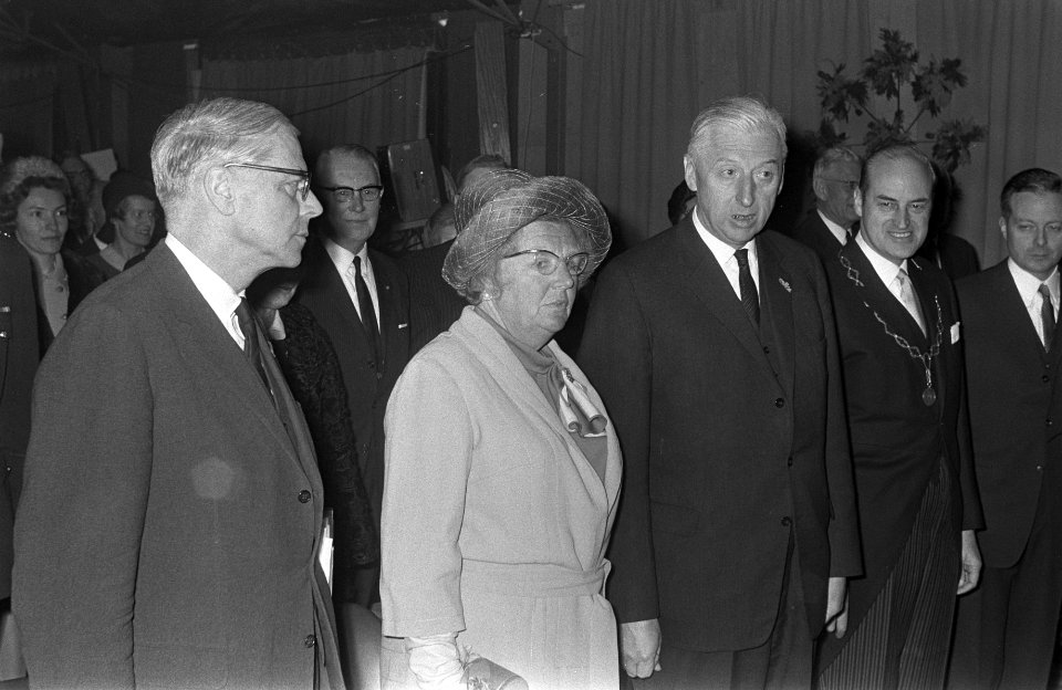 Koningin Juliana in gezelschap van onder andere de burgemeester van , Bestanddeelnr 922-2357