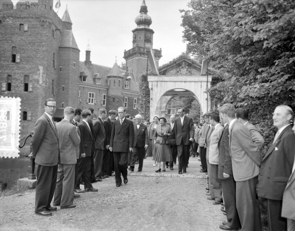 Koningin Juliana bezoekt Kasteel Nyenrode, Bestanddeelnr 907-7883