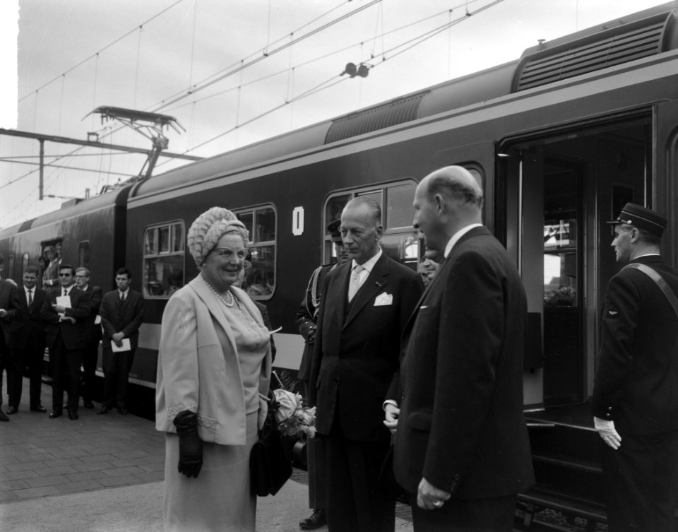 Koningin Juliana is een dag te gast bij de Nederlandse Spoorwegen ter gelegenhei, Bestanddeelnr 916-9263
