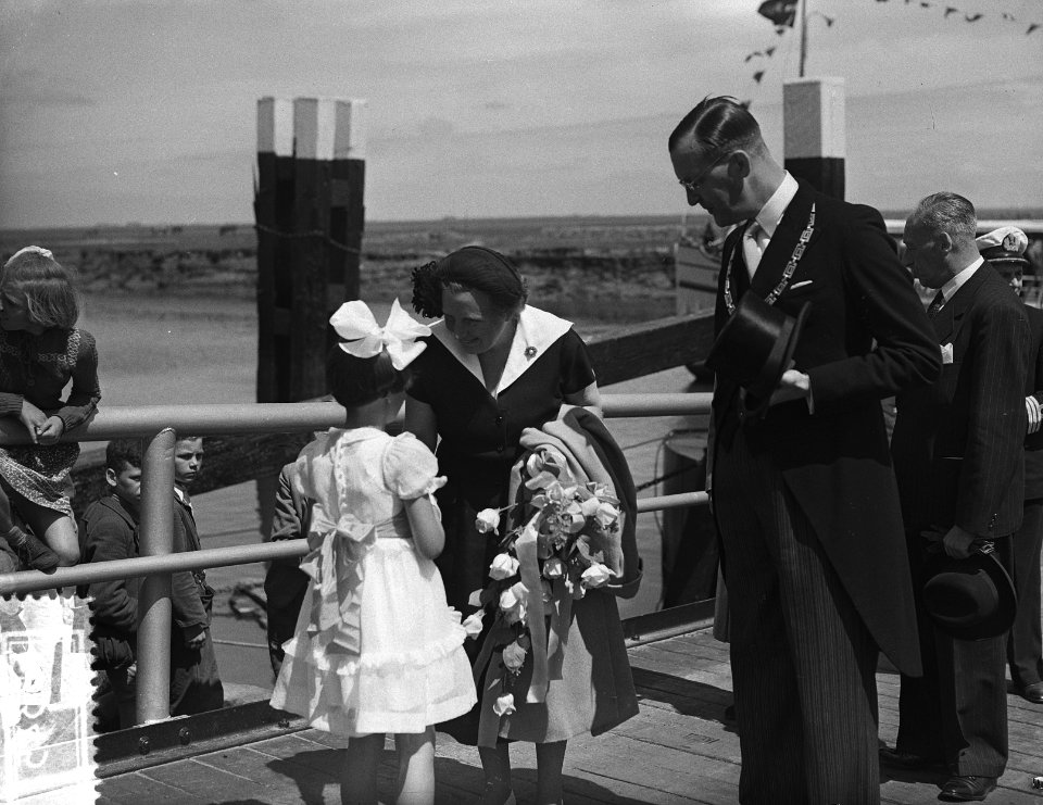 Koningin Juliana bezoekt het rampgebied in Zuid-Holland, Bestanddeelnr 906-5345