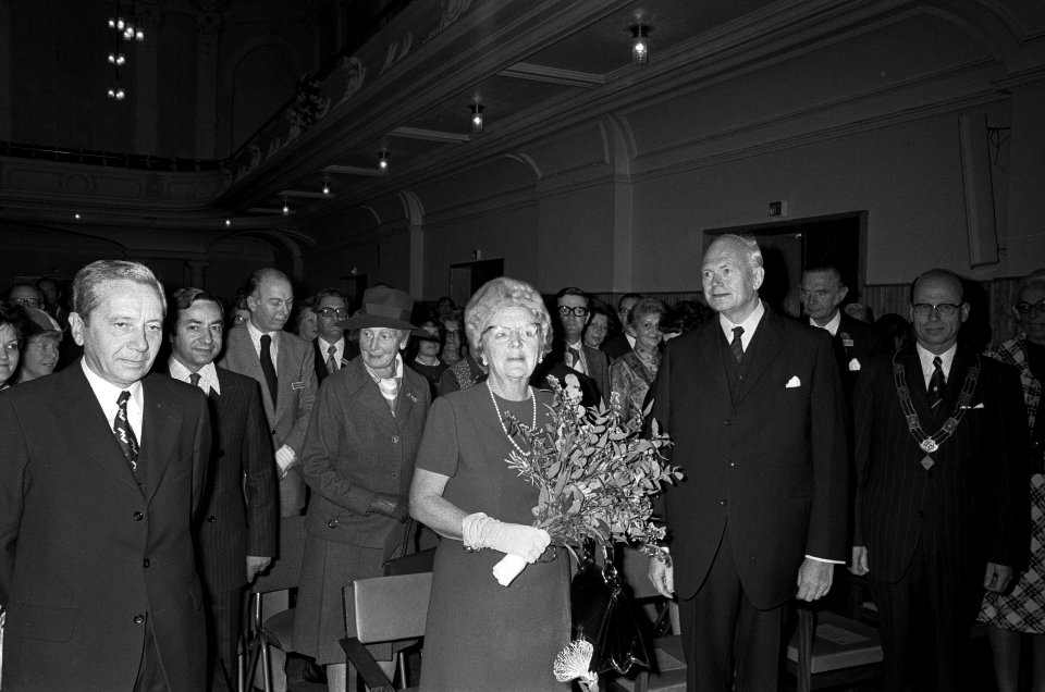 Koningin Juliana bij jubileumvergadering Kon Ned Mij ter Bevordering der Gene, Bestanddeelnr 927-5040
