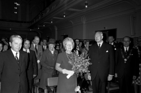 Koningin Juliana bij jubileumvergadering Kon Ned Mij ter Bevordering der Gene, Bestanddeelnr 927-5040