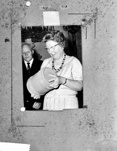 Koningin Juliana ontvangt het jaarlijkse vaatje nieuwe haring, Bestanddeelnr 915-2315