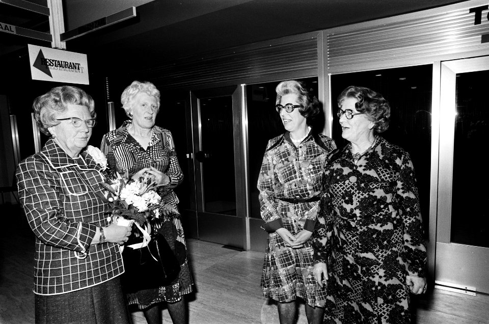 Koningin Juliana bij installatie vrouwenraad in Den Haag v.l.n.r. koningin Julia, Bestanddeelnr 927-8737