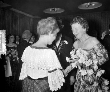 Koningin Juliana is aanwezig bij het Utrechts Studententoneel, Bestanddeelnr 910-8488