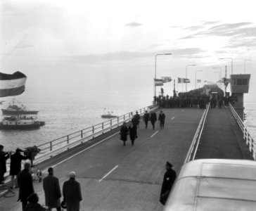 Koningin Juliana bij het openen van de Oosterscheldebrug aan de zijde van minis, Bestanddeelnr 918-5653