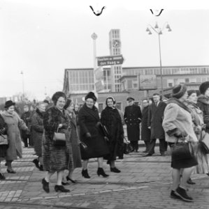 Koningin Juliana is in gesprek met oude vriendinnen van studentenvereniging, Bestanddeelnr 917-3734