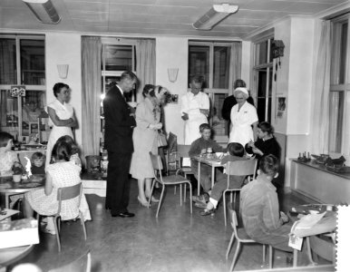 Koningin Juliana bezoekt het Sophia Kinderziekenhuis te Rotterdam. V.l.n.r. L. v, Bestanddeelnr 910-4339