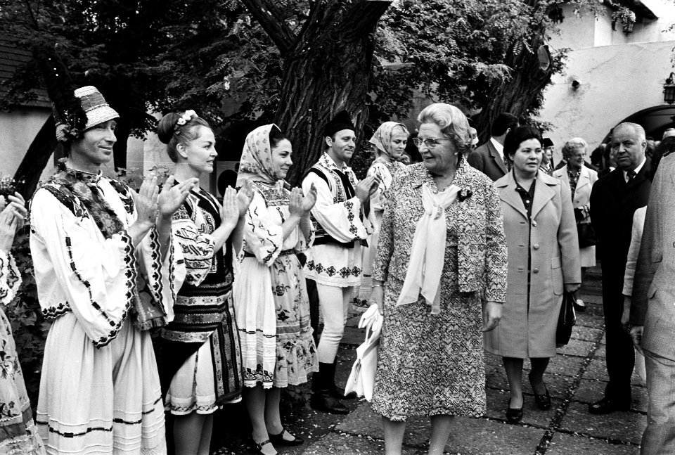 Koningin Juliana bij het optreden van een folkloristische muziekgroep bij een 'd, Bestanddeelnr 927-9864