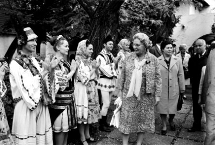 Koningin Juliana bij het optreden van een folkloristische muziekgroep bij een 'd, Bestanddeelnr 927-9864
