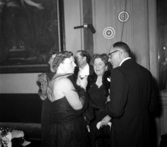 Koningin Juliana bezoekt het schrijversbal te Amsterdam, Bestanddeelnr 904-9792