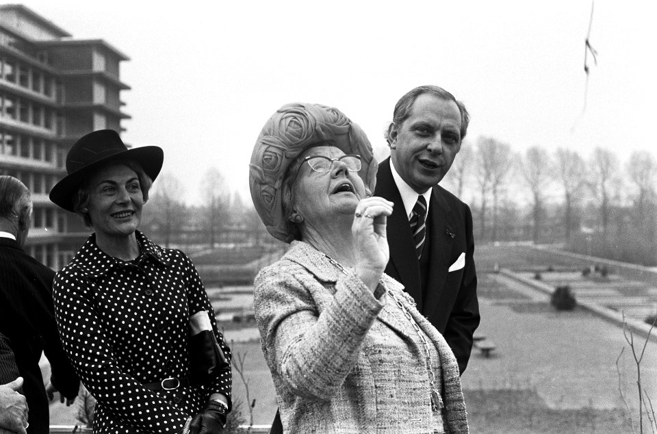 Koningin Juliana kijkt een postduif na, Bestanddeelnr 926-3851