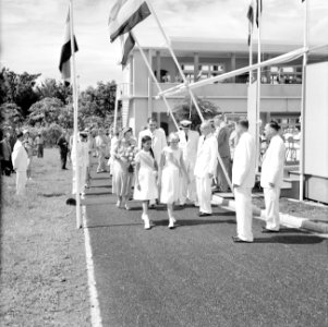 Koningin Juliana bezoekt het Stuyvesant-college in Willemstad, Bestanddeelnr 252-3702