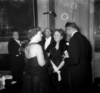 Koningin Juliana bezoekt het schrijversbal te Amsterdam, Bestanddeelnr 904-9788
