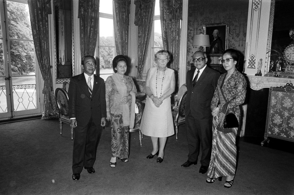 Koningin Juliana ontvangt op Huis ten Bosch de minister van Sociale Zaken van In, Bestanddeelnr 927-2777