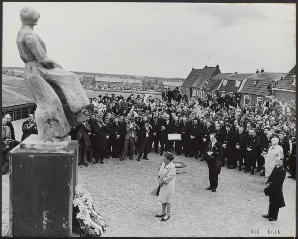 Koningin Juliana bezoekt Urk. Koningin Juliana heeft een krans gelegd bij het Vi, Bestanddeelnr 015-0616