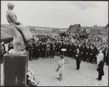 Koningin Juliana bezoekt Urk. Koningin Juliana heeft een krans gelegd bij het Vi, Bestanddeelnr 015-0616