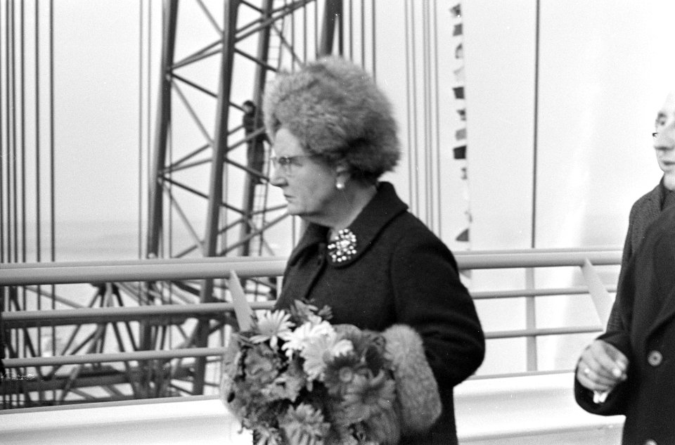 Koningin Juliana bij het openen van de Oosterscheldebrug, Bestanddeelnr 918-5661