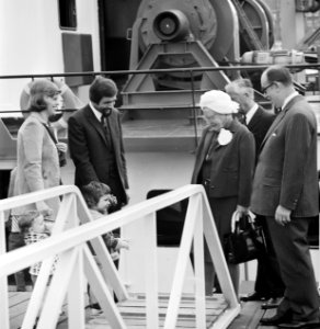 Koningin Juliana bezoekt in Rotterdam binnenschepen t.g.v. jubileum Schippersvereniging Schuttevaer, Bestanddeelnr 927-1463