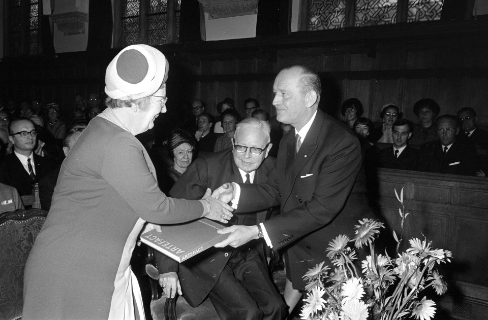 Koningin Juliana krijgt een boek overhandigd, Bestanddeelnr 921-8289