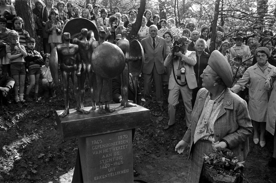 Koningin Juliana bij het monument van het verzet in het Museumpark, Bestanddeelnr 925-5828