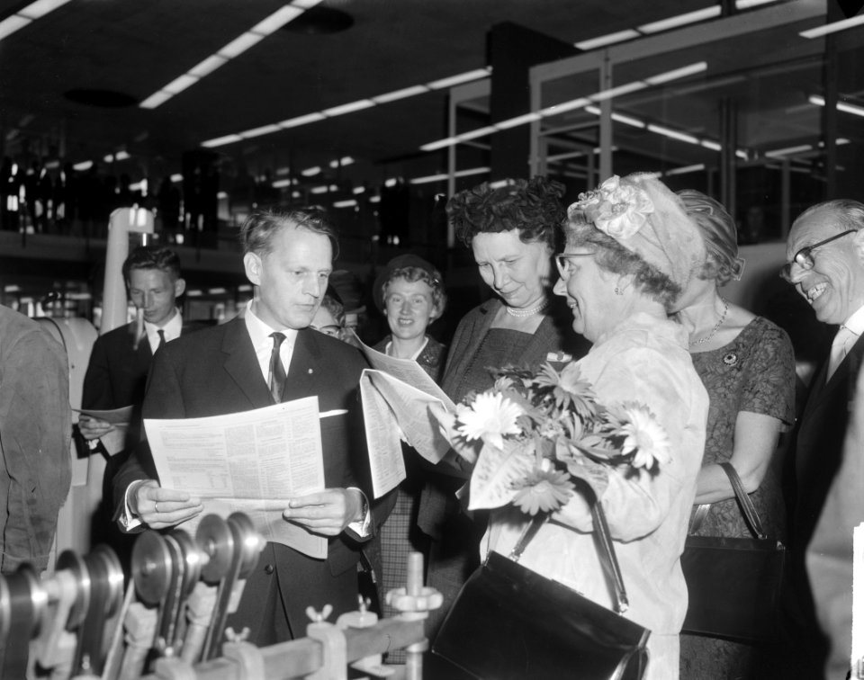 Koningin Juliana krijgt de eerste staatscourant aangeboden door de directeur, Bestanddeelnr 916-8531