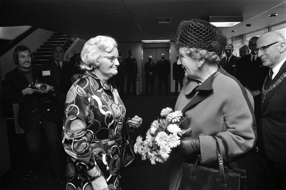 Koningin Juliana krijgt bloemen van een patiënte, Bestanddeelnr 926-7920