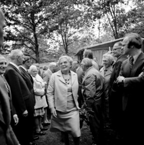 Koningin Juliana bezoekt het Gooi, in Huizen koningin Juliana tijdens wandeling, Bestanddeelnr 927-2395