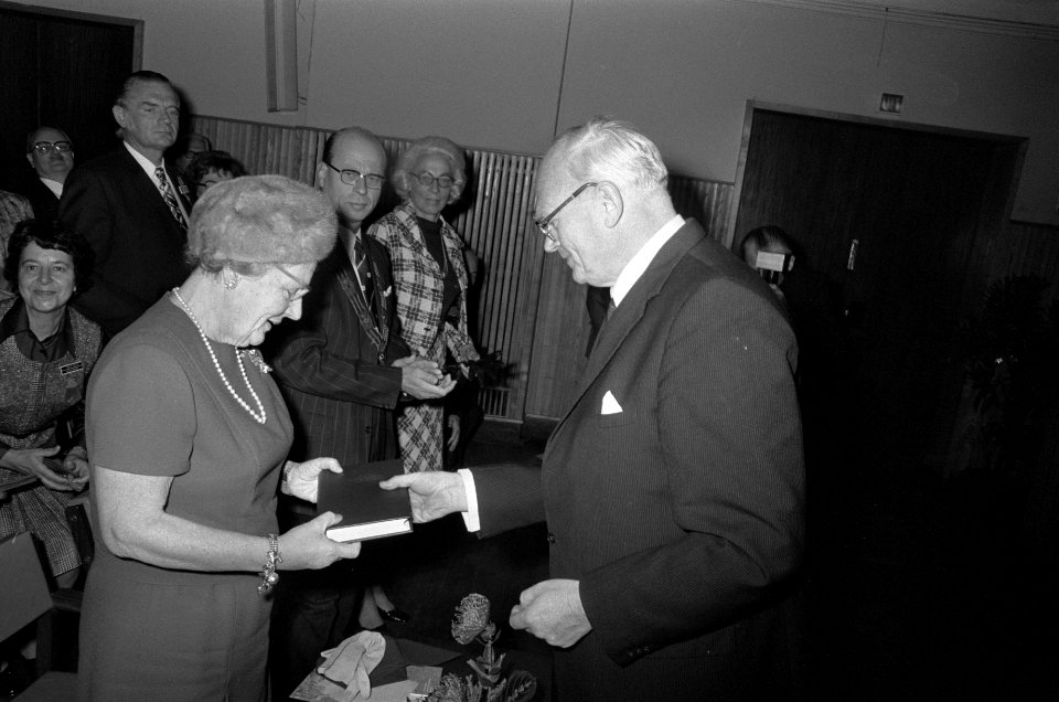 Koningin Juliana bij jubileumvergadering Kon Ned Mij ter Bevordering der Gene, Bestanddeelnr 927-5041