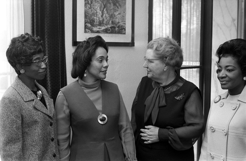 Koningin Juliana ontvangt mevrouw Coretta King met haar gezelschap op Paleis Soe, Bestanddeelnr 923-2473