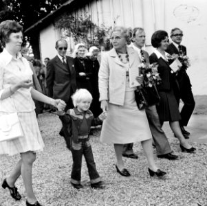 Koningin Juliana bezoekt het Gooi, in Blaricum koningin Juliana met aan de hand, Bestanddeelnr 927-2390