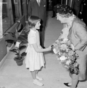 Koningin Juliana krijgt bij eenkomst bloemen aangeboden, Bestanddeelnr 917-7357