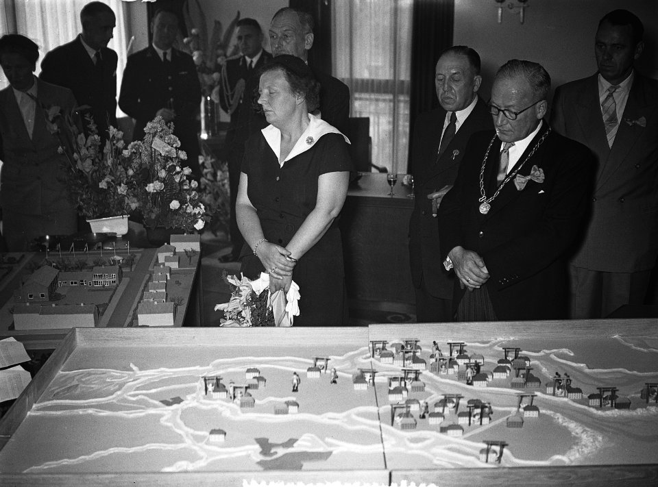 Koningin Juliana bezoekt het rampgebied in Zuid-Holland, Bestanddeelnr 906-5338