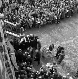 Koningin Juliana bij het stadhuis van Zaamslag in gesprek met illegale werkers, Bestanddeelnr 900-4036