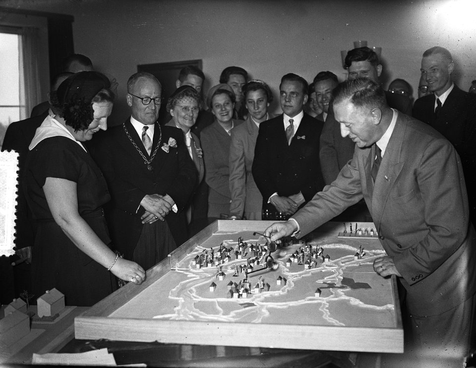 Koningin Juliana bezoekt het rampgebied in Zuid-Holland, Bestanddeelnr 906-5337