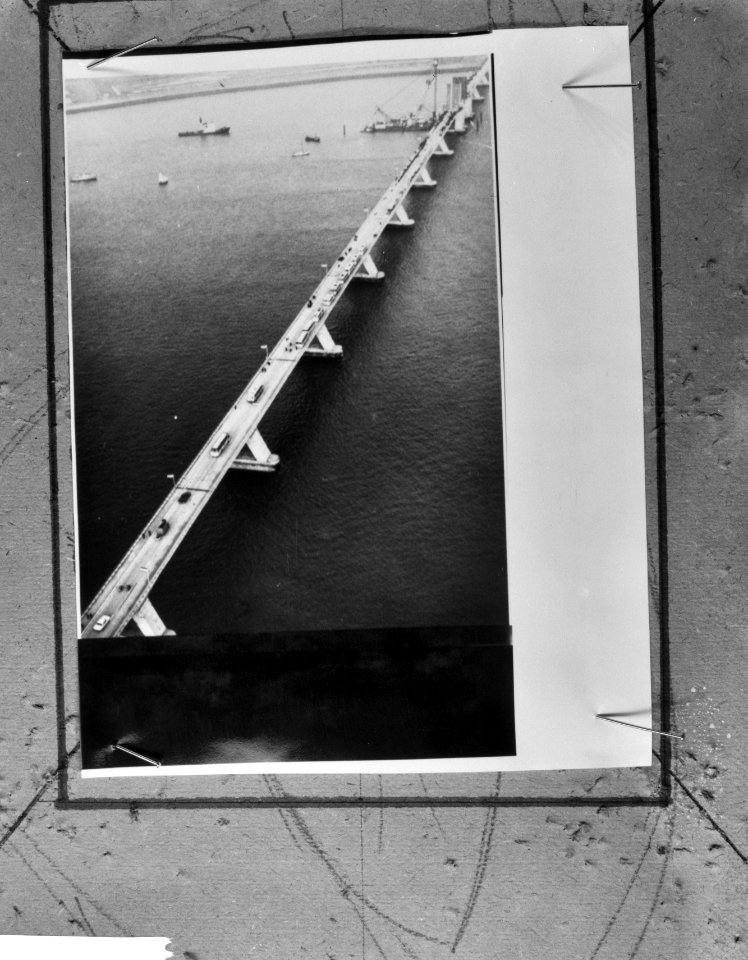 Koningin Juliana bij het openen van de Oosterscheldebrug luchtopname van de bru, Bestanddeelnr 918-5666