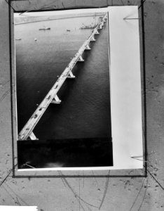 Koningin Juliana bij het openen van de Oosterscheldebrug luchtopname van de bru, Bestanddeelnr 918-5666