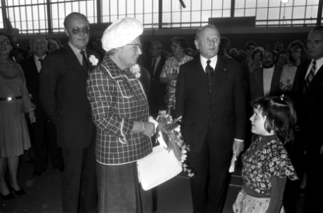 Koningin Juliana krijgt bloemen overhandigd, links prins Bernhard, midden mr. Va, Bestanddeelnr 927-9128