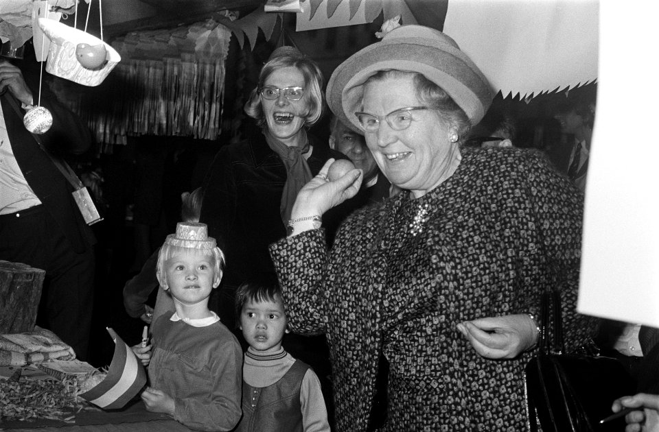 Koningin Juliana bezoekt Gereformeerd Burgerweeshuis Coen Cuserhuis te Haarlem, Bestanddeelnr 922-9221
