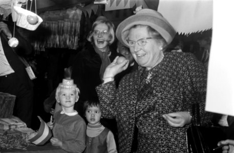 Koningin Juliana bezoekt Gereformeerd Burgerweeshuis Coen Cuserhuis te Haarlem, Bestanddeelnr 922-9221