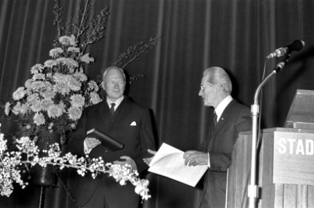 Koningin Juliana bij jubileumvergadering Kon Ned Mij ter Bevordering der Gene, Bestanddeelnr 927-5042