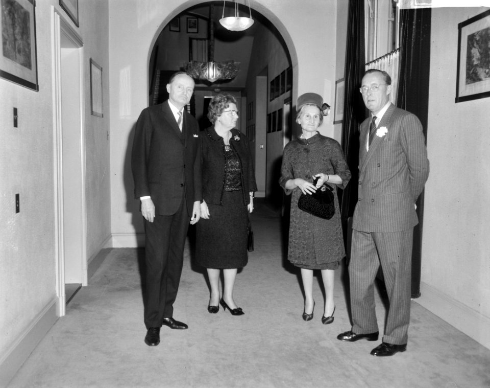 Koningin Juliana ontvangt Manlio Brosio (secretaris generaal NAVO) en diens echt, Bestanddeelnr 917-4104