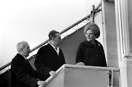 Koningin Juliana bij het openen van de Oosterscheldebrug de koningin in gezels, Bestanddeelnr 918-5662