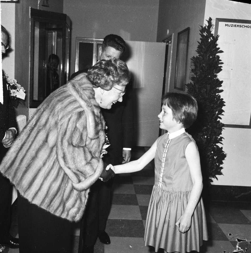Koningin Juliana krijgt bloemen bij aankomst, Bestanddeelnr 917-6332