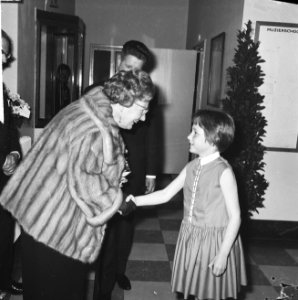 Koningin Juliana krijgt bloemen bij aankomst, Bestanddeelnr 917-6332