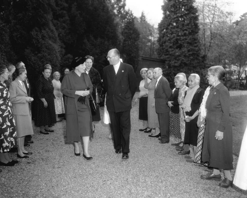 Koningin Juliana bezoekt het bejaardencentrum Bavo te Baarn, Bestanddeelnr 909-9744