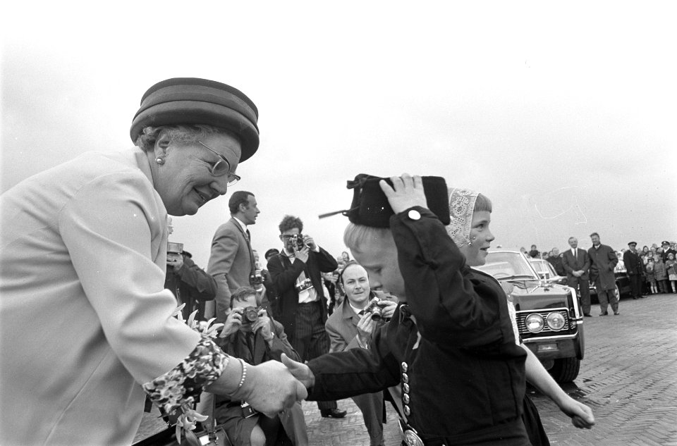 Koningin Juliana bezoekt Urk. Klaas Ras (5 jaar) verwelkomt Hare Majesteit, Bestanddeelnr 921-3424
