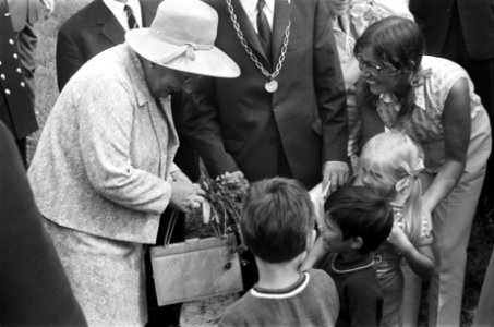 Koningin Juliana krijgt bloemen aangeboden van kinderen, Bestanddeelnr 922-5376