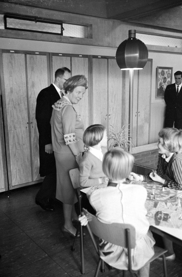 Koningin Juliana bezoekt het Burgerweeshuis, Bestanddeelnr 913-4830