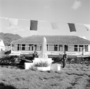 Koningin Juliana bij het monument op Fort Oranje in Oranjestad op Sint Eustatius, Bestanddeelnr 252-4036
